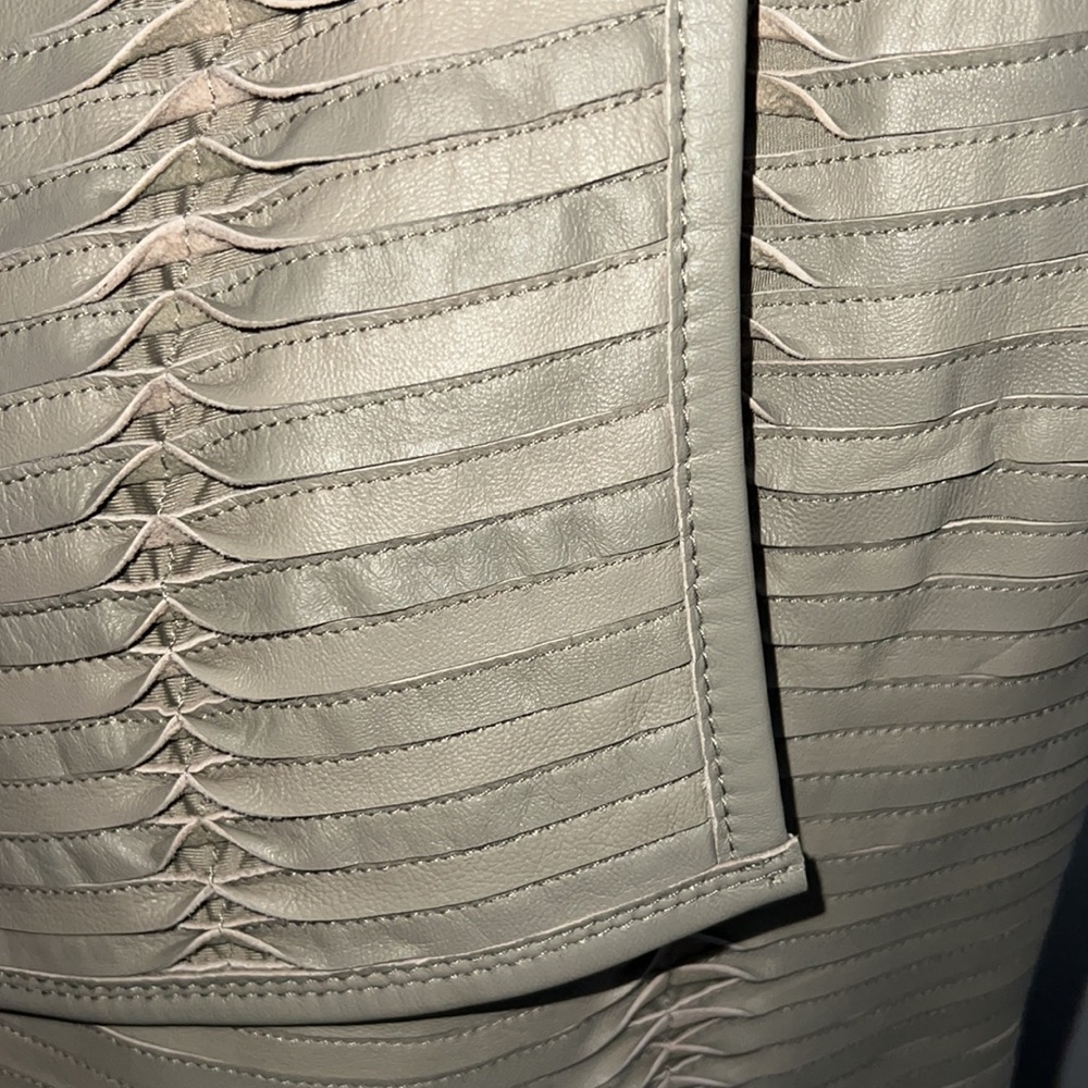 NEW!  GILI Olive Green Pieced Leather Vest with hook & eye closure - Picture 2 of 9